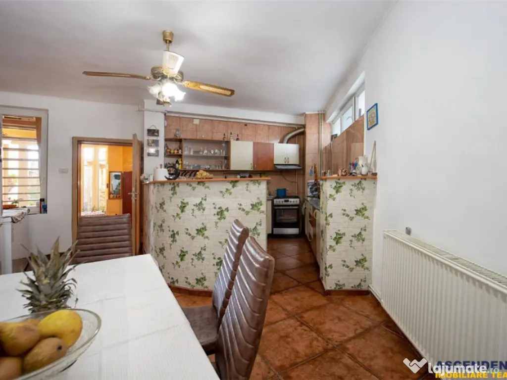 Pe incantare florala, casa cu 5 camere, curte individuala -