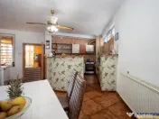 Pe incantare florala, casa cu 5 camere, curte individuala - 