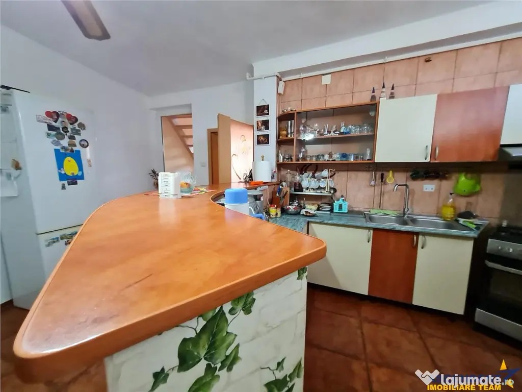 Pe incantare florala, casa cu 5 camere, curte individuala -