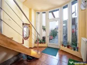 Pe incantare florala, casa cu 5 camere, curte individuala - 