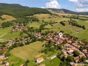 FILM!Doua case traditionale,pe domeniu cu peste 5.000mp tere 