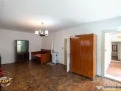 FILM!Doua case traditionale,pe domeniu cu peste 5.000mp tere 