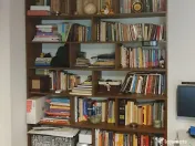 Biblioteca si comoda living 