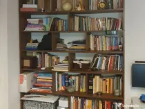 Biblioteca si comoda living