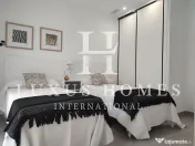 O vilă cu piscină, terasă pe acoperiș, la câțiva pași de toate facilitățile