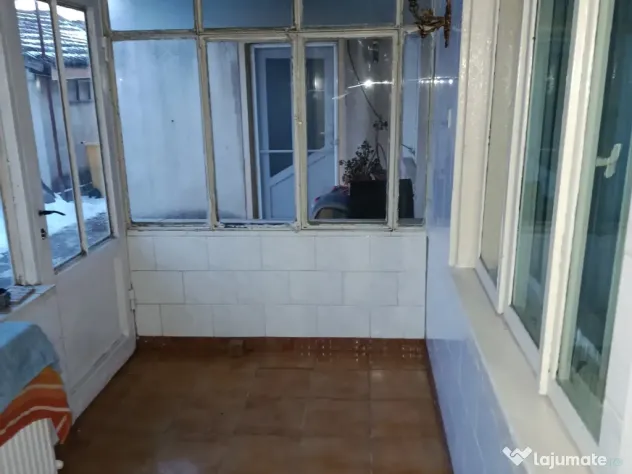 Închiriez casă la curte cu 2 camere,bucătărie,baie,debara,marchiza,hol,Constanta