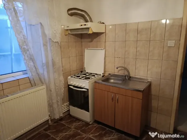 Închiriez casă la curte cu 2 camere,bucătărie,baie,debara,marchiza,hol,Constanta