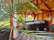 Refugiu pretios:jacuzzi, lemn masiv,2.000 mp teren,4 dormito 