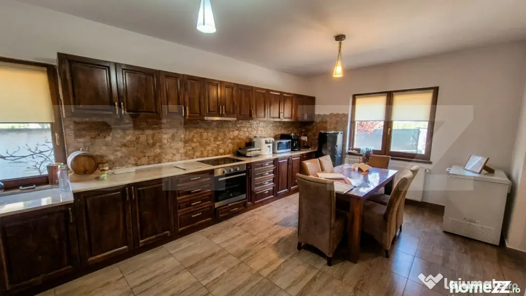 Casa 3 dormitoare de vanzare, 236 mp, teren 525 mp, Semicent - Satu Mare (Satu-Mare)