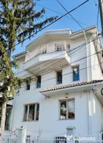 Vila reprezentativa vis a vis de Piata Floreasca, garaj, cur