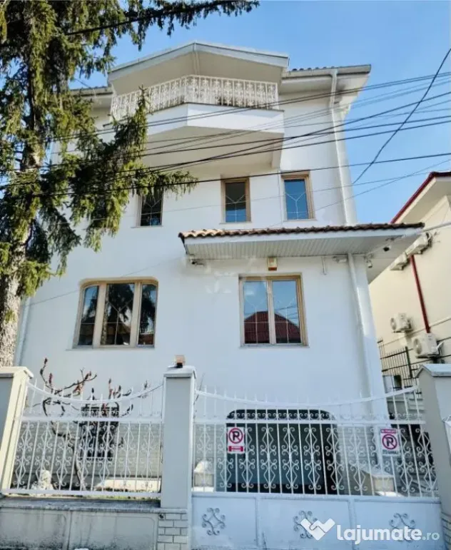 Vila reprezentativa vis a vis de Piata Floreasca, garaj, cur