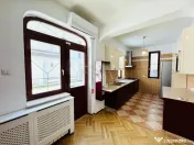 Vila reprezentativa vis a vis de Piata Floreasca, garaj, cur 