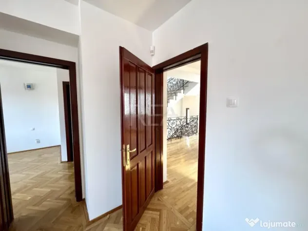 Vila reprezentativa vis a vis de Piata Floreasca, garaj, cur