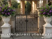 Vază mare cu picior, alb marmorat, model V2. 