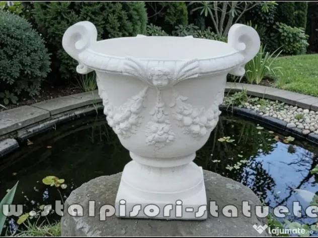 Vază mare cu picior, alb marmorat, model V2.