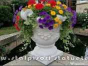 Vază mare cu picior, alb marmorat, model V2. 