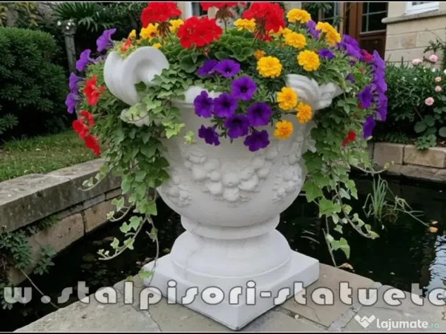 Vază mare cu picior, alb marmorat, model V2.