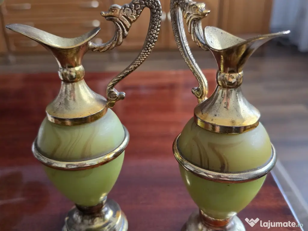 Două amfore decorative vintage din alamă și onix verde, mâner dragon, Anglia