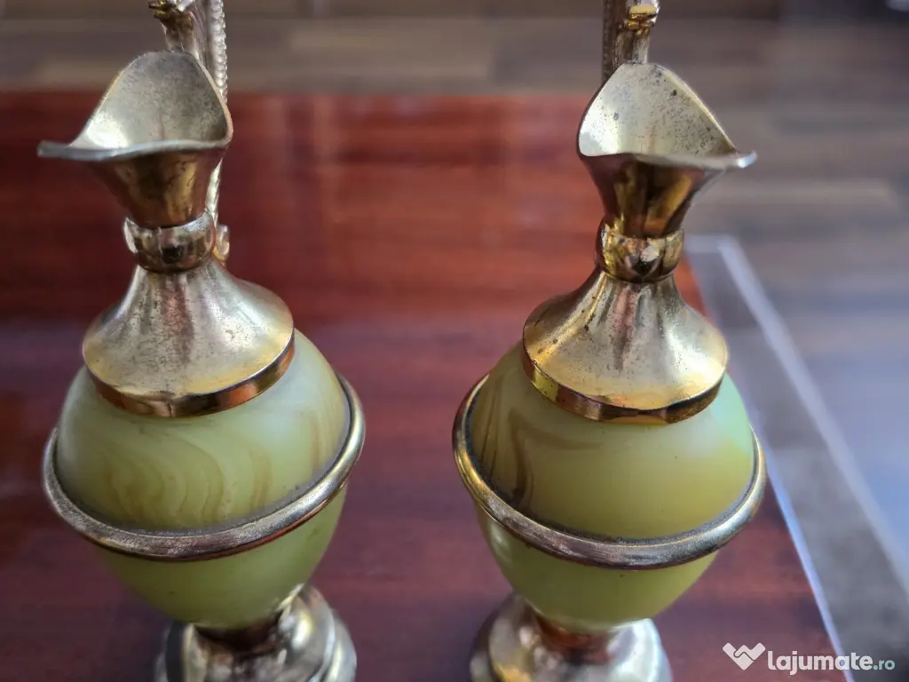 Două amfore decorative vintage din alamă și onix verde, mâner dragon, Anglia