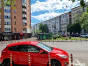 Garsonieră decomandată în bloc de apartamente, Miron Cost 