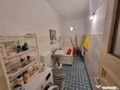 Garsonieră decomandată în bloc de apartamente, Miron Cost 