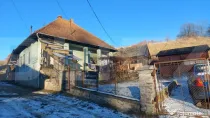 Casă tradițională cu curte generoasă, în centrul locali