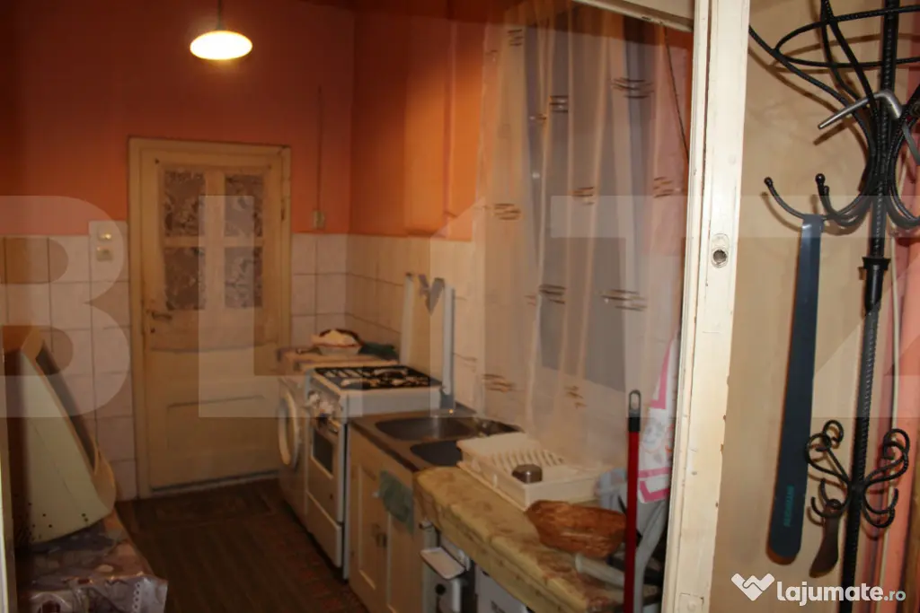 Casă tradițională cu curte generoasă, în centrul locali