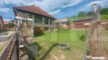 Casă tradițională cu curte generoasă, în centrul locali