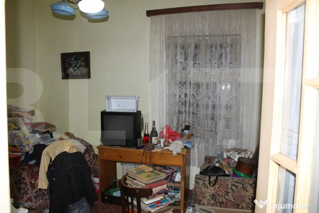 Casă tradițională cu curte generoasă, în centrul locali