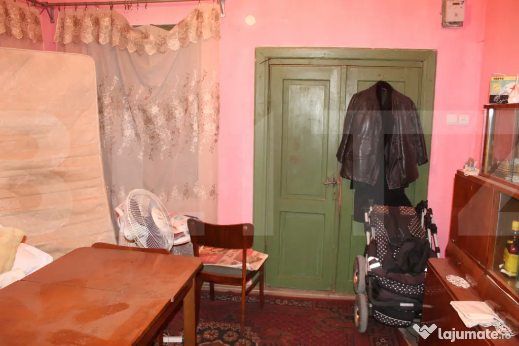 Casă tradițională cu curte generoasă, în centrul locali