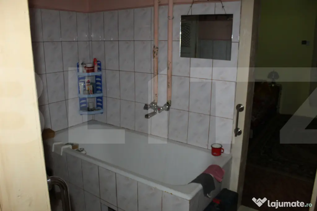 Casă tradițională cu curte generoasă, în centrul locali