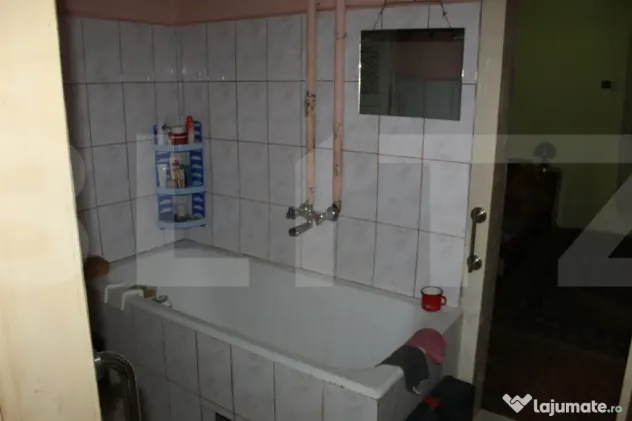 Casă tradițională cu curte generoasă, în centrul locali