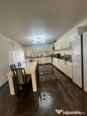 Casa de vanzare, 4 camere, 200 mp, zona centrala - Primaveri 