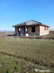 Casa la roșu , 170 mp , strada Principala Botiz-Ciuperceni 