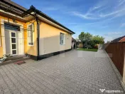 Două case, o singură curte: Spațiul ideal pentru familia 