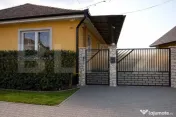 Două case, o singură curte: Spațiul ideal pentru familia 