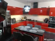 Două case, o singură curte: Spațiul ideal pentru familia 