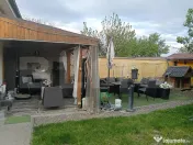 Două case, o singură curte: Spațiul ideal pentru familia 