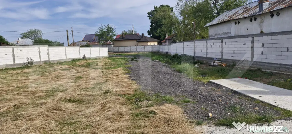Teren intravilan de vânzare, 2 fronturi stradale, 1400 mp, - Gaesti (Dambovita)