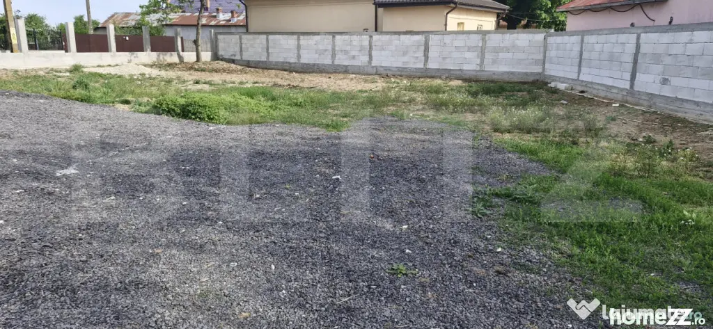 Teren intravilan de vânzare, 2 fronturi stradale, 1400 mp, - Gaesti (Dambovita)