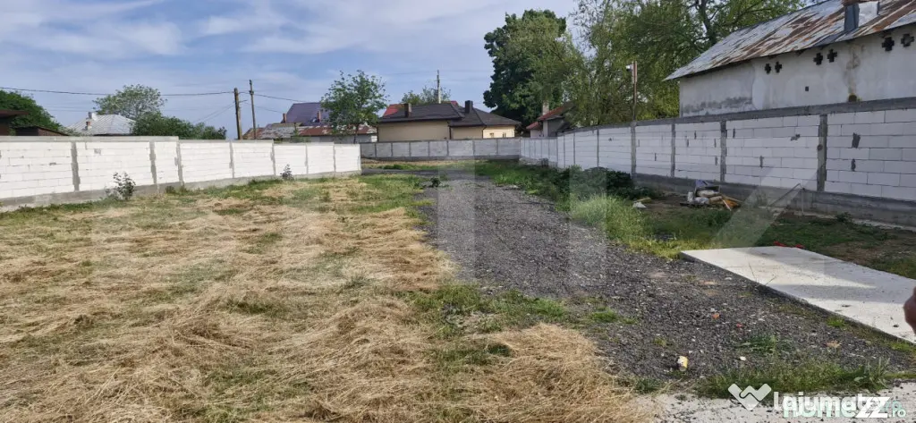 Teren intravilan de vânzare, 2 fronturi stradale, 1400 mp, - Gaesti (Dambovita)