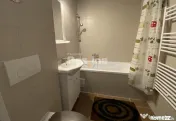 Garsoniera situata la etaj intermediar, cu balcon si loc de 