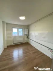 Apartament 4 camere complet renovat – 2 băi, 2 balcoane,