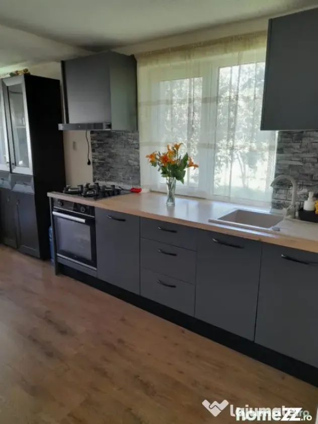 Casă renovată complet, 1800 mp teren, zonă liniștită î