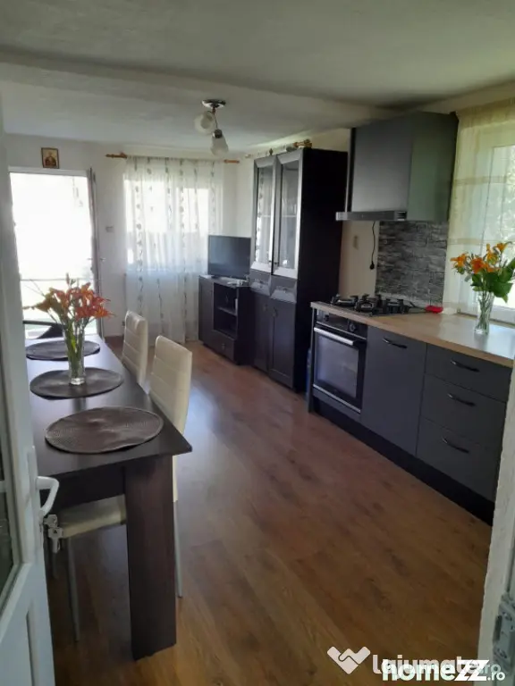 Casă renovată complet, 1800 mp teren, zonă liniștită î