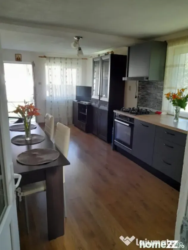 Casă renovată complet, 1800 mp teren, zonă liniștită î