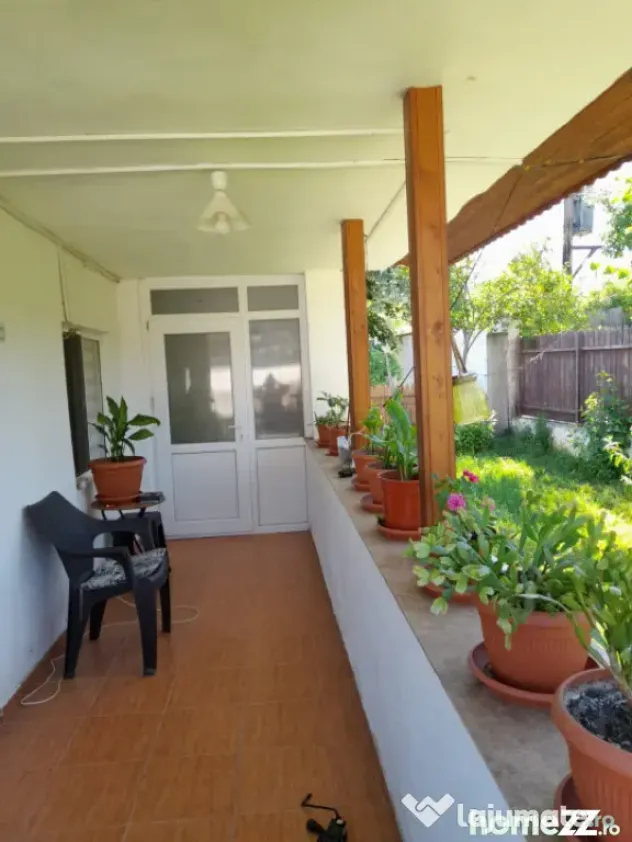 Casă renovată complet, 1800 mp teren, zonă liniștită î