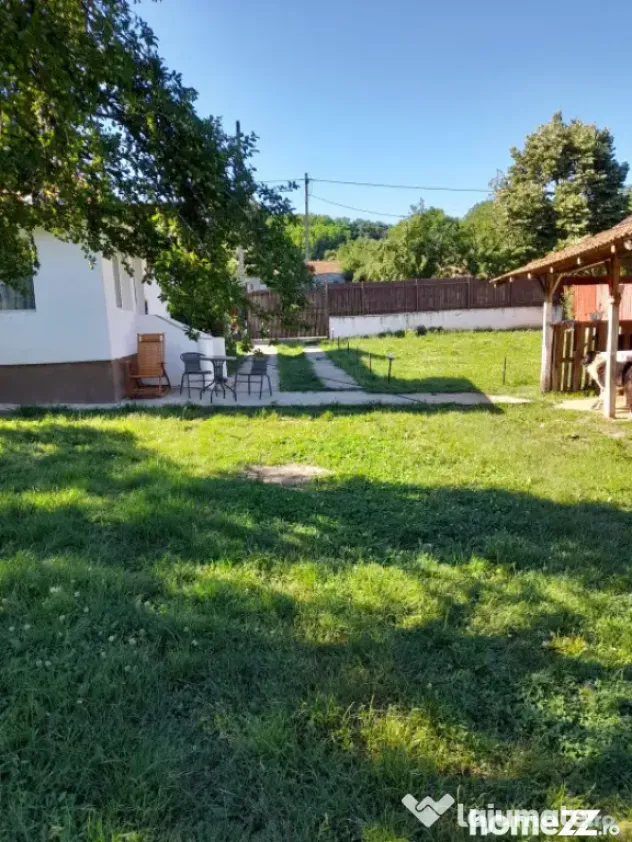 Casă renovată complet, 1800 mp teren, zonă liniștită î