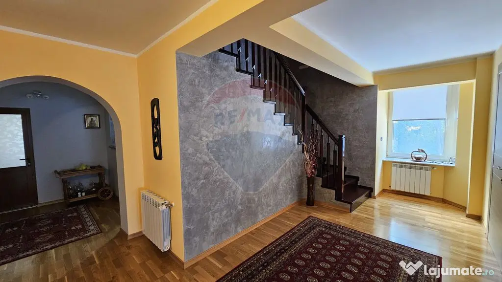 Casă / Vilă de lux cu 8 camere de vânzare in Obcini, S...