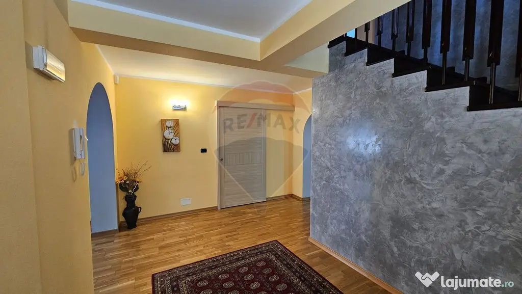 Casă / Vilă de lux cu 8 camere de vânzare in Obcini, S...